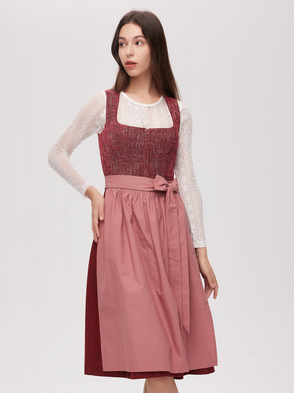Deutsche Trachtenmode 2025: Die drei großen Trends der Rotes Dirndl-Saison